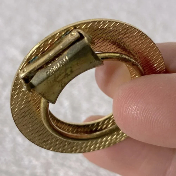 Vintage  Round Textured Gold Tone Scarf Clip - Picture 6 of 10